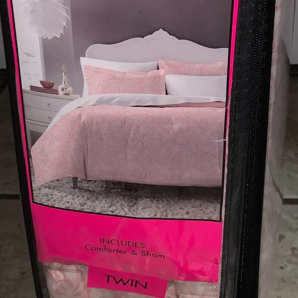 NWT Pink Rose Betsey Johnson Twin Comforter Set